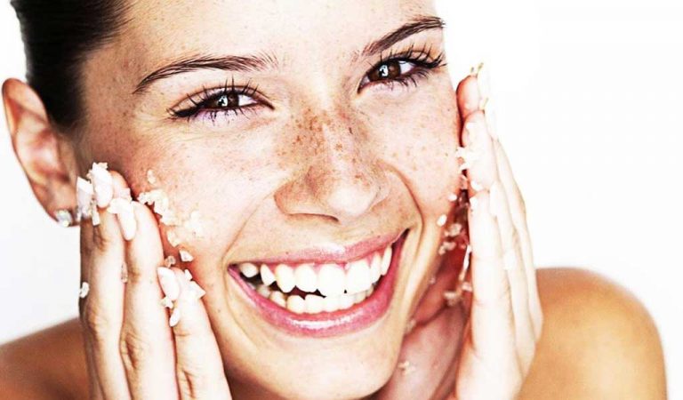 Masaż twarzy przy użyciu peelingu – zabieg przeciwzmarszczkowy