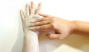 Suche i szorstkie dłonie? Najlepsze sposoby na szybką regenerację rąk!